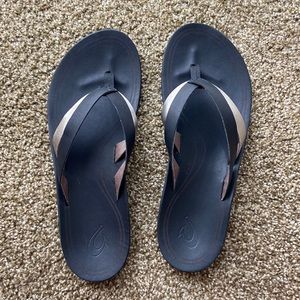 Olukai KaeKae Womens 10 Black and Silver Leather Flip Flops Sandals